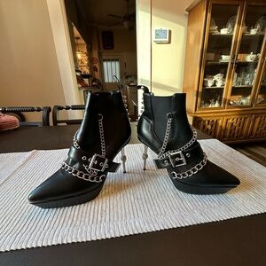 Lamoda Black Chain-Embellished Pointed Toe Ankle Boots